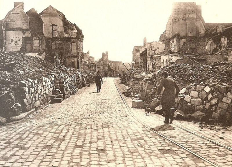 Cambrai, rue des Carmes détruite le 09 octobre 1918.