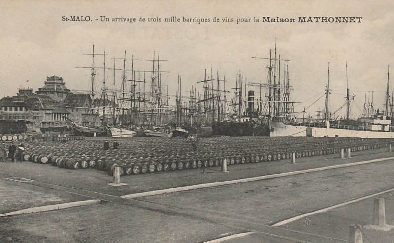 Carte postale ancienne : arrivage de trois mille barriques de vins pour la maison Mathonnet, port de Saint-Malo