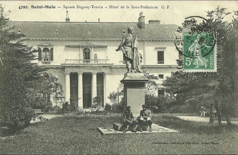 Carte postale ancienne Square Duguay-Trouin - Hotel de la Sous-Préfecture, Saint-Malo